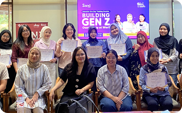 Peserta pelatihan Building Gen Z bersama sertifikat mereka
