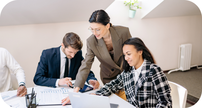 Tim merencanakan strategi bisnis